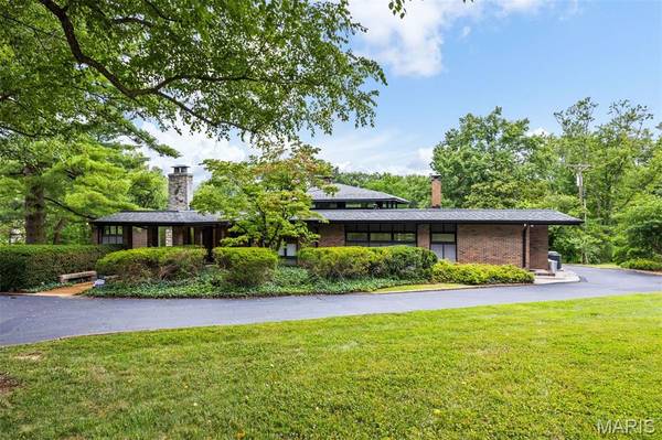 18 Spoede LN, Creve Coeur, MO 63141
