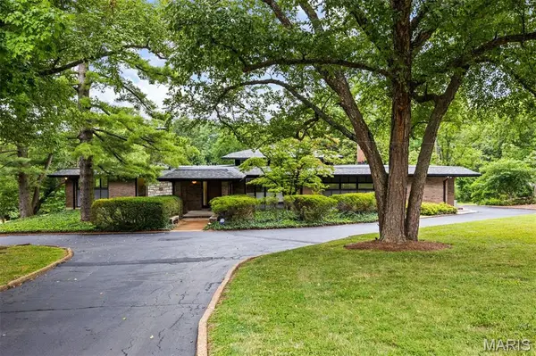 18 Spoede LN, Creve Coeur, MO 63141