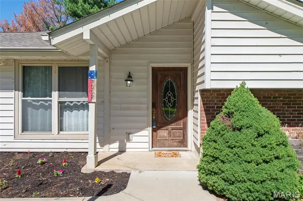 4 Red Oaks DR, St Peters, MO 63376