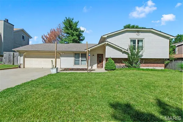 4 Red Oaks DR, St Peters, MO 63376