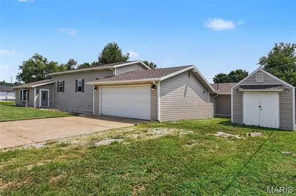 417 Young AVE, Dupo, IL 62239