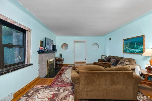 701 Garlyn CT, St Louis, MO 63123