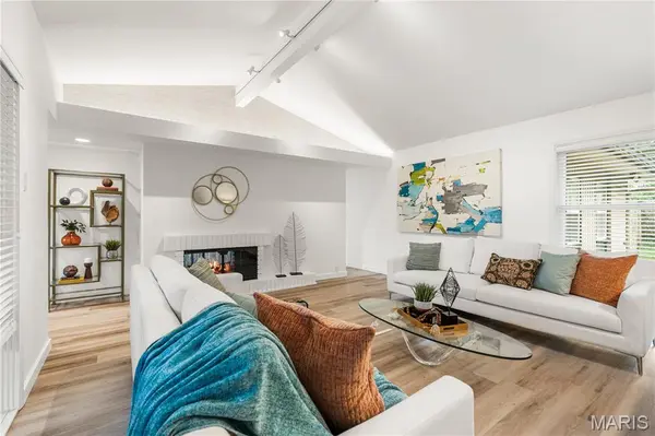 2 Sunswept DR, St Louis, MO 63141