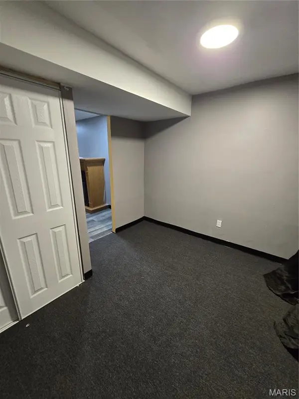 2404 Farnham CT, Florissant, MO 63033