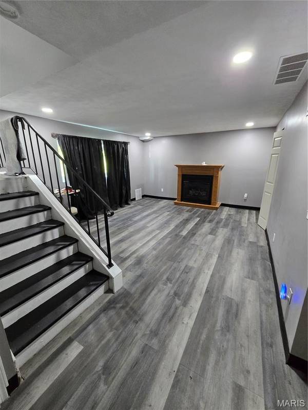 2404 Farnham CT, Florissant, MO 63033