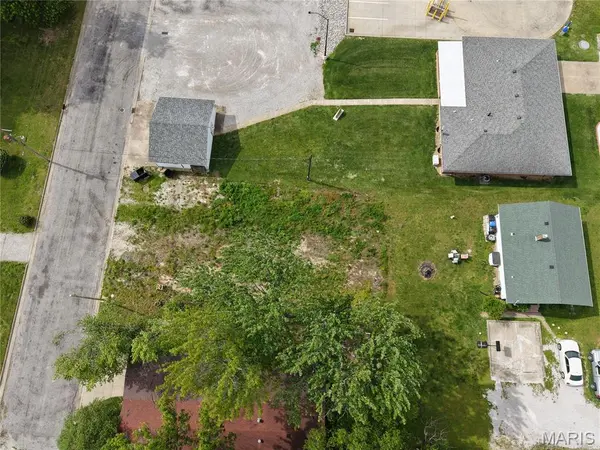 825 Hartman DR, Red Bud, IL 62278