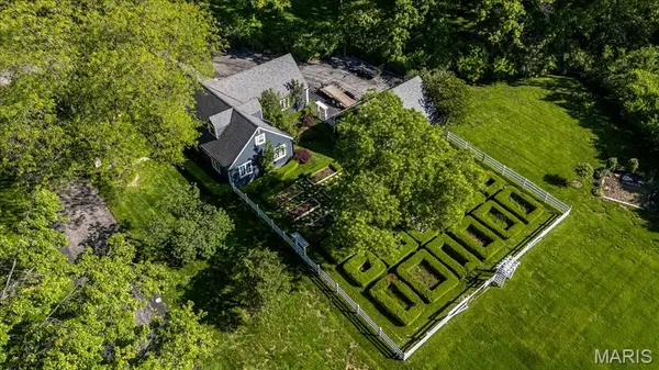 2021 S Warson RD, Ladue, MO 63124