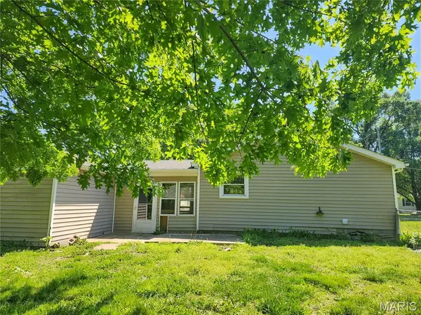105 S Hill ST, Sorento, IL 62086