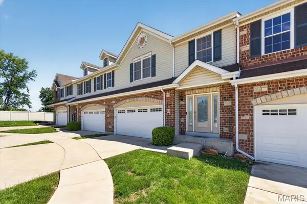 14 Loris LN, St Charles, MO 63303
