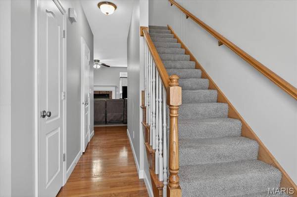14 Loris LN, St Charles, MO 63303