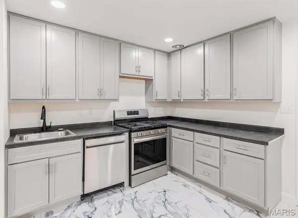 9807 Eastdell Dr, St Louis, MO 63136
