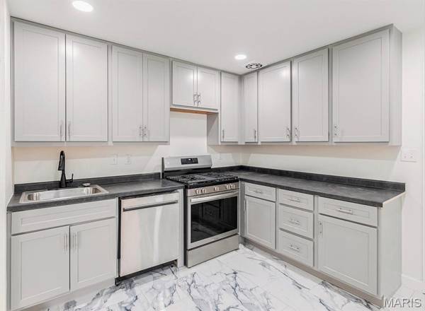 9807 Eastdell Dr, St Louis, MO 63136