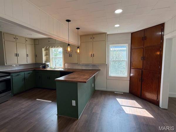1308 E Oak ST, Dexter, MO 63841