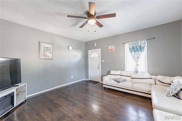 3702 Garnier ST, St Louis, MO 63116