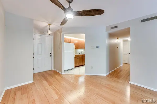 5375 N Kenrick Parke DR #208, Shrewsbury, MO 63119