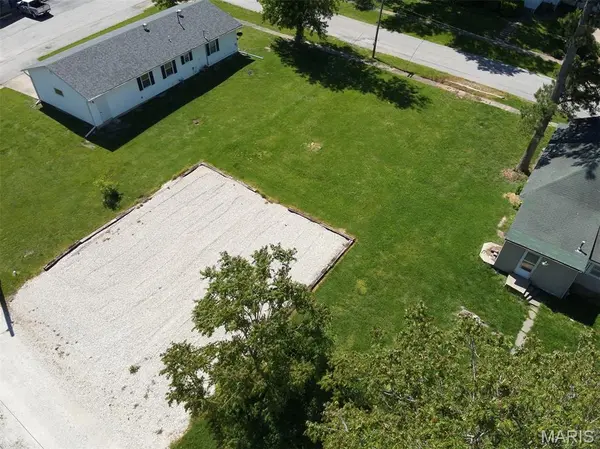 207 Jefferson ST, Perry, MO 63462