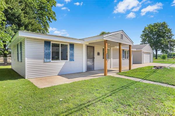 1323 Lewis AVE, Wood River, IL 62095