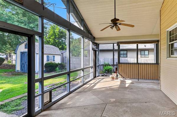908 Devonshire LN, St Charles, MO 63301