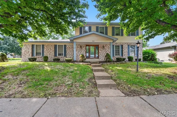 908 Devonshire LN, St Charles, MO 63301