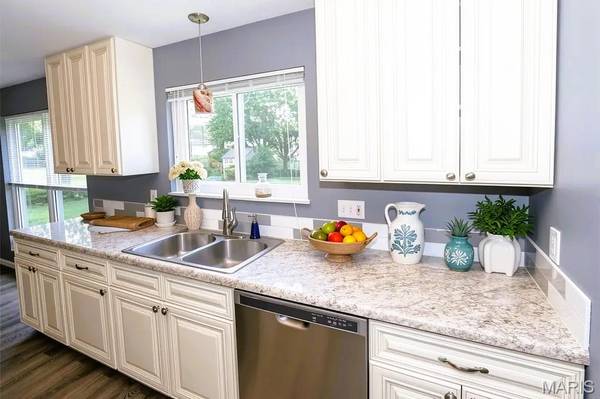 4221 Meadowgreen Trails DR, St Louis, MO 63129