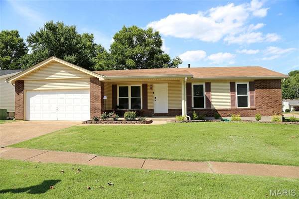 4221 Meadowgreen Trails DR, St Louis, MO 63129