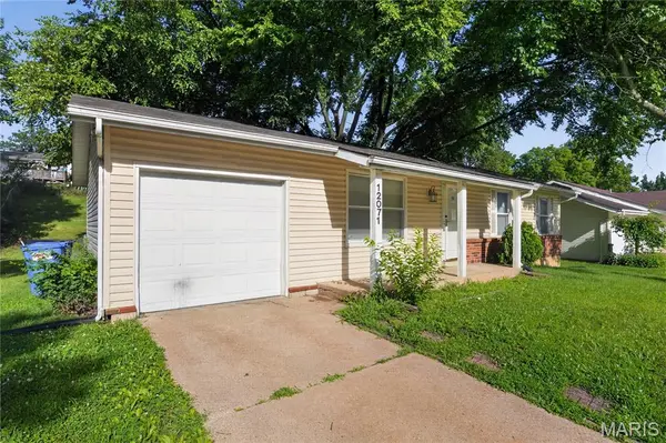 12071 El Camara DR, Florissant, MO 63033