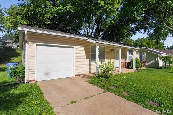 12071 El Camara DR, Florissant, MO 63033