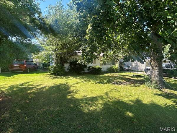 9822 Treadway LN, St Louis, MO 63134