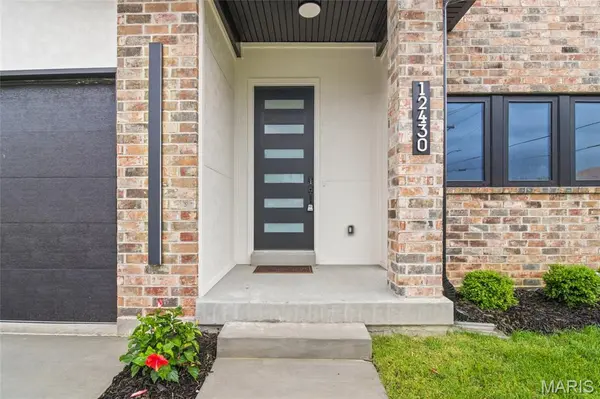 12430 Somerset Place DR, St Louis, MO 63128
