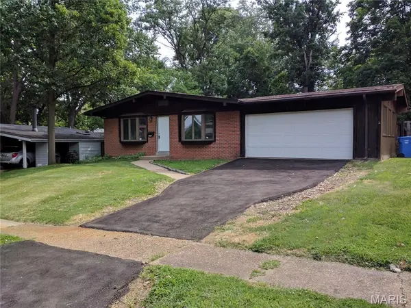 600 Pimlico DR, Florissant, MO 63033