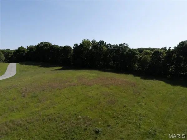 10 Parc Forest TRL, Hawk Point, MO 63349