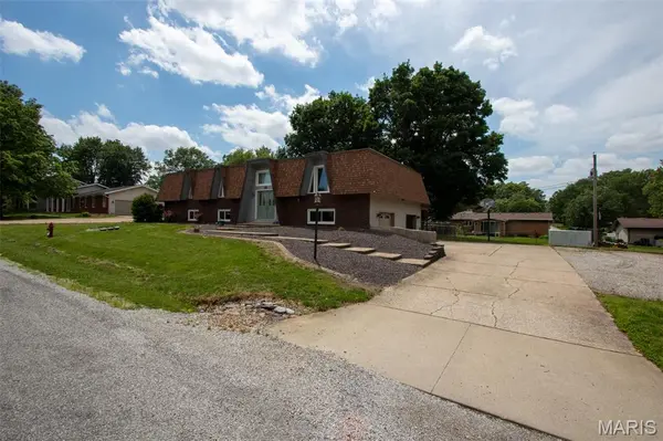 83 Memorial CT, Highland, IL 62249