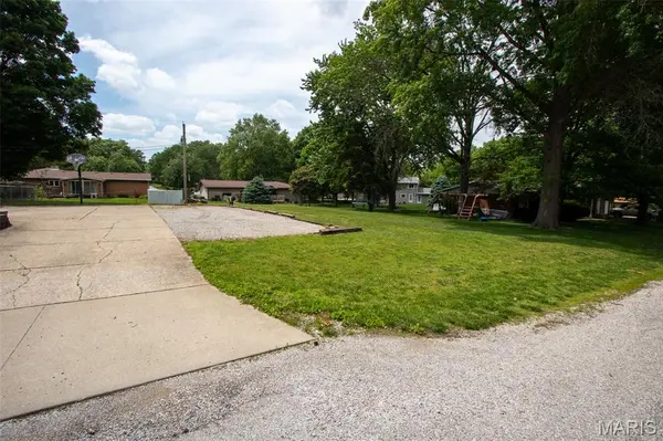 83 Memorial CT, Highland, IL 62249