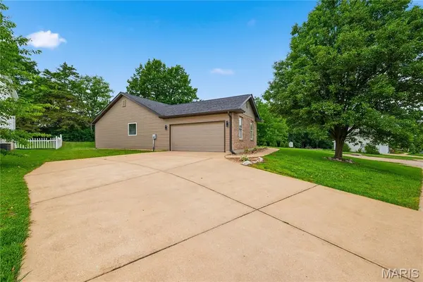 129 Fleur De Lis DR, Wentzville, MO 63385