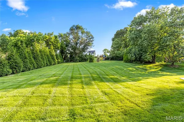 50 Meadowbrook Country Club Estate, Ballwin, MO 63011