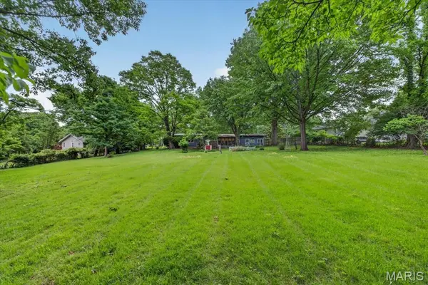 33 Topping LN, Des Peres, MO 63131