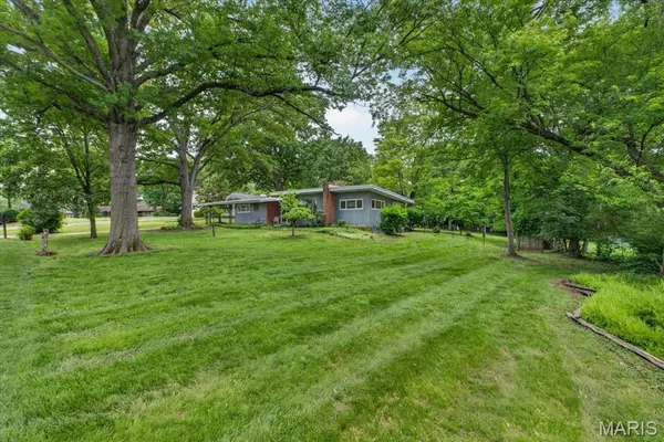 33 Topping LN, Des Peres, MO 63131