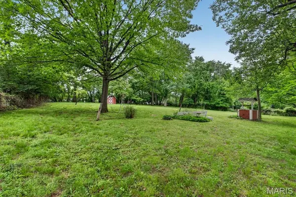33 Topping LN, Des Peres, MO 63131