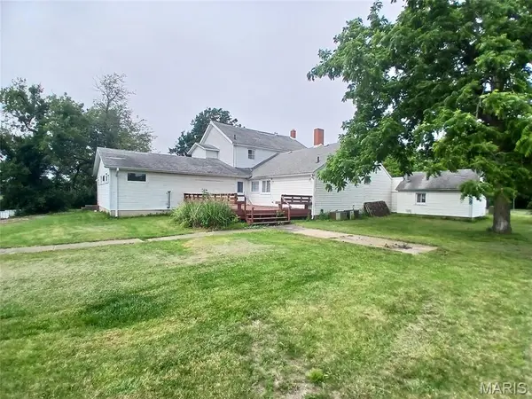 1212 Pineda Ln, Staunton, IL 62088