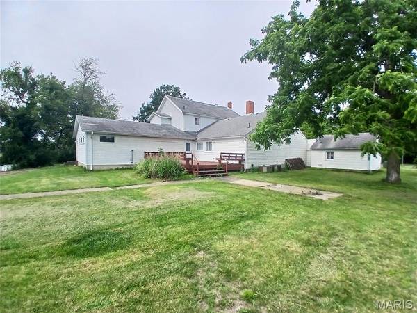 1212 Pineda Ln, Staunton, IL 62088