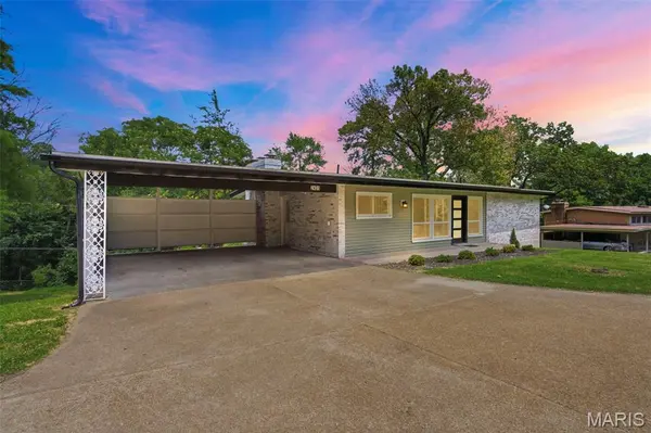 2431 Trossock LN, Kirkwood, MO 63122