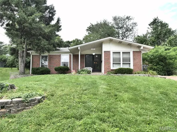 2295 Woodgrass DR, St Louis, MO 63114