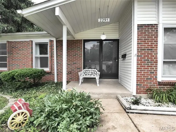 2295 Woodgrass DR, St Louis, MO 63114