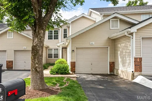 605 Pine Ridge Trails CT #B, Ballwin, MO 63021