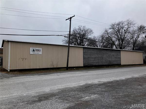 221 N Main ST, Benton, IL 62812