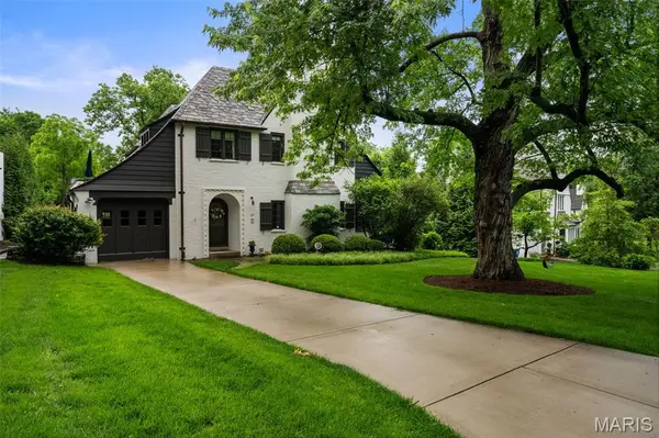 27 Ridgetop DR, Richmond Heights, MO 63117