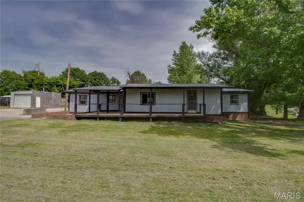 30396 Domino LN, Godfrey, IL 62035
