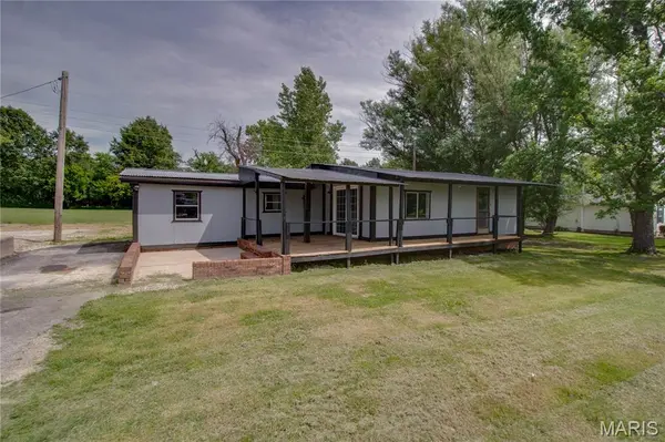 30396 Domino LN, Godfrey, IL 62035