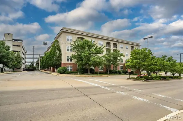 1270 Strassner DR #3202, Brentwood, MO 63144