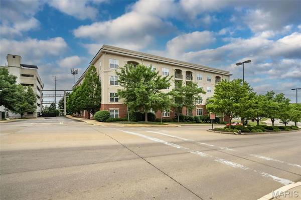 1270 Strassner DR #3202, Brentwood, MO 63144